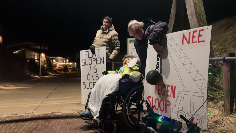 Bewoners Egmond aan Zee protesteren bij nieuwjaarsbijeenkomst tegen sloopplannen Dorus Rijkersplein