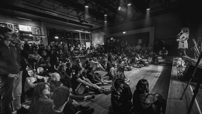 Poetry Jam brengt poëzie en muziek samen in Podium Victorie 🗓