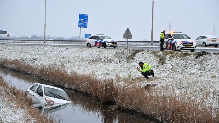 Bestuurster bevrijdt zichzelf nadat ze met auto in ijskoud slootwater belandt