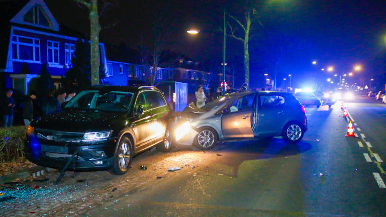 Dronken bestuurder botst op geparkeerde auto’s in Heiloo