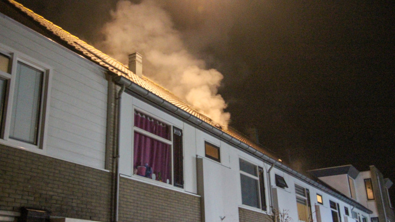 Zolderbrand trekt veel bekijks in Heerhugowaard, rook kilometers ver zichtbaar