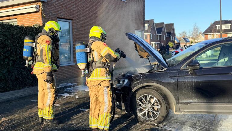 Auto in brand op Velduil in Heerhugowaard, flinke rook trekt door straat