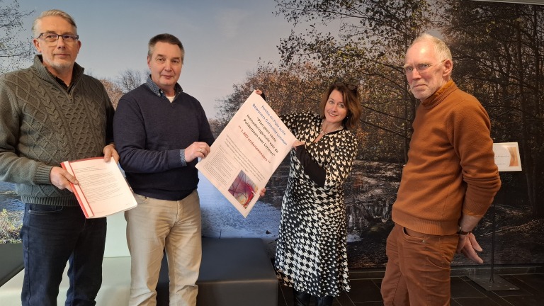 Wethouder Schram neemt 1.900 handtekeningen in ontvangst: ‘Tegen vlieghinder’