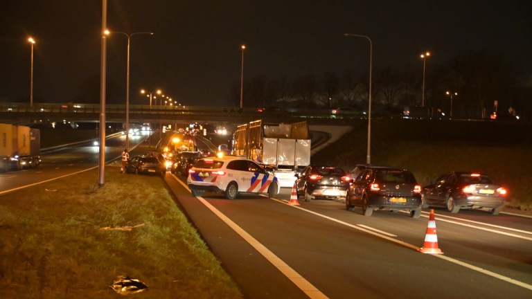 Chaos in ochtendspits: verkeer op N242 vast na kopstaartbotsing