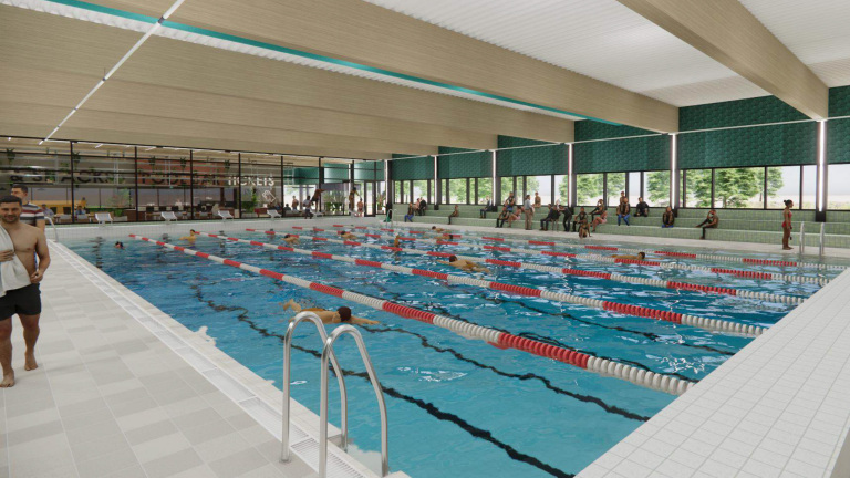 Binnenzwembad met zwemmers in banen, omringd door toeschouwers op stoelen en banken, met grote ramen aan de zijkant.