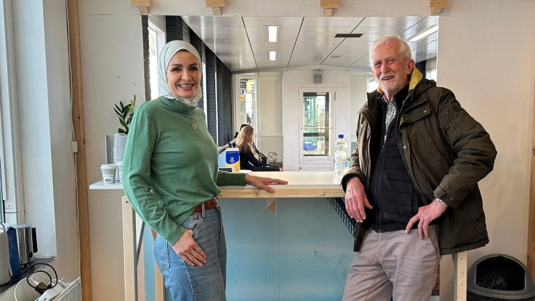 Nieuwe Uitgeester koffiehoek valt in de smaak: “Graag veel storingen in ochtend!”