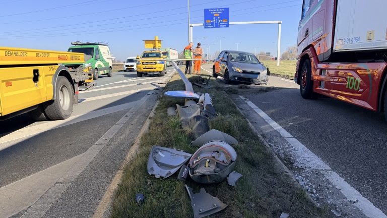 Automobilist rijdt vol tegen lantaarnpaal op N242 bij Verlaat