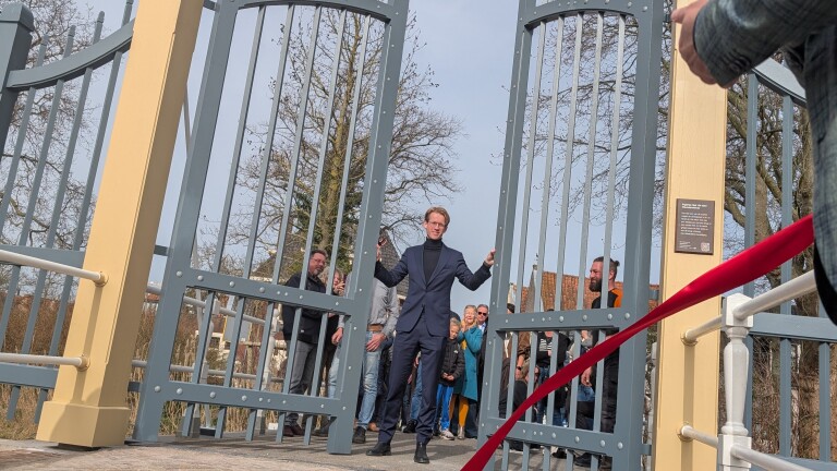 Sierlijke poort brengt historisch stukje Alkmaar ‘eindelijk terug in de spotlights’