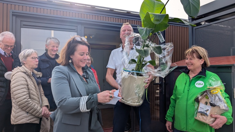 Nieuwe ponthuisje feestelijk in gebruik genomen: “Bij zware regen spoot water het toilet uit”