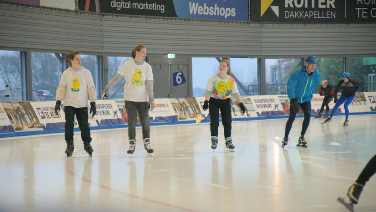 Schaatsevenement Spekglad Spektakel brengt €17.723 op voor ’t Praethuys