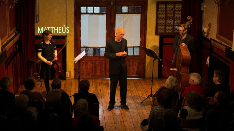‘De Mattheüs volgens Henk’ in het Vredeskerkje van Bergen aan Zee 🗓