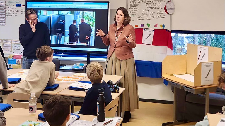 Terwijl partijen eindsprint inzetten legt burgemeester Heiloo democratie uit