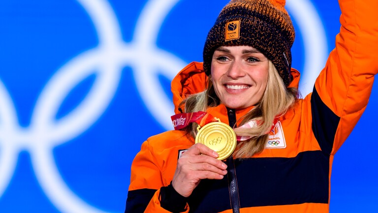 Zo Hollands als… schaats: Irene Schouten opent eerste Kaasmarkt van 2026