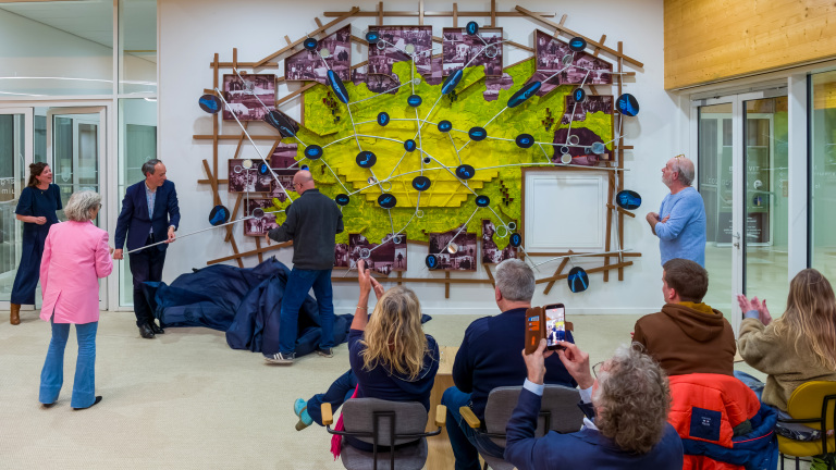 Tientallen inwoners ontdekken zichzelf op kunstwerk ‘Democratie’ in raadszaal Bergen