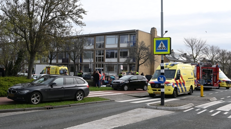 Meiden op fatbike raken bekneld na botsing voor school in Castricum