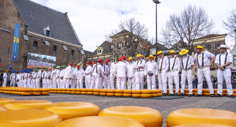 Nieuwe hoeden voor alle Alkmaarse kaasdragers: een historische verandering