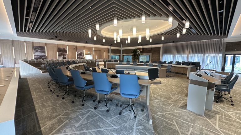 Nieuwe raadszaal Dijk en Waard biedt veel lokale sfeer, en had bíj́na een toefje Alkmaar