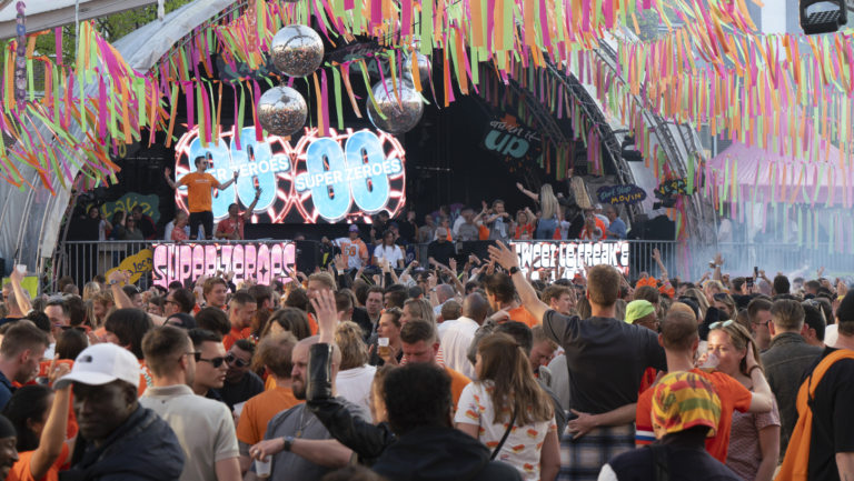 Met Koningsdag weer ouderwets de binnenstad in: Alkmaar niet door met feest Kanaalkade