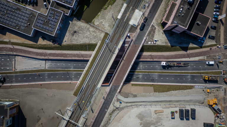 Nieuw viaduct bij spooronderdoorgang Zuidtangent in gebruik, slaat brug naar afronding megaproject