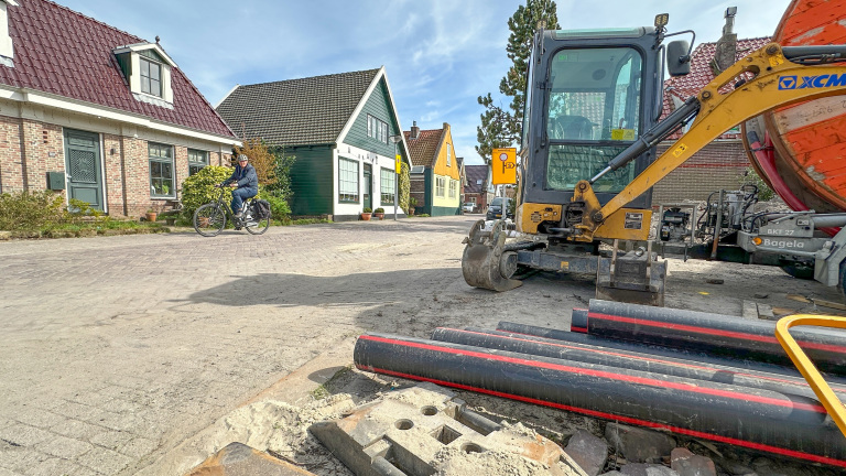 Oudkarspelers vallen over schots-en-scheve klinkers in Dorpsstraat: ‘We rammelen uit mekaar’