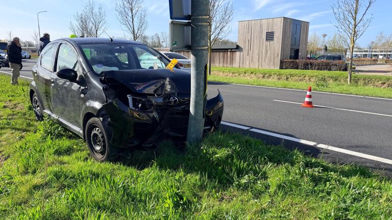 Automobilist knalt tegen lantaarnpaal en raakt gewond