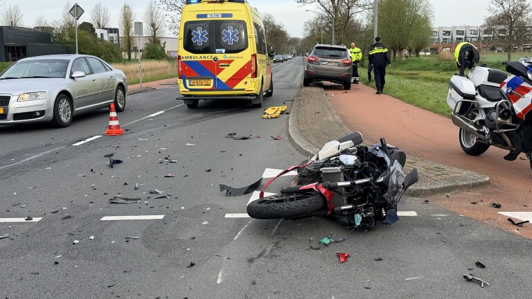 Harde botsing in Alkmaarse ochtendspits: motorrijder ernstig gewond