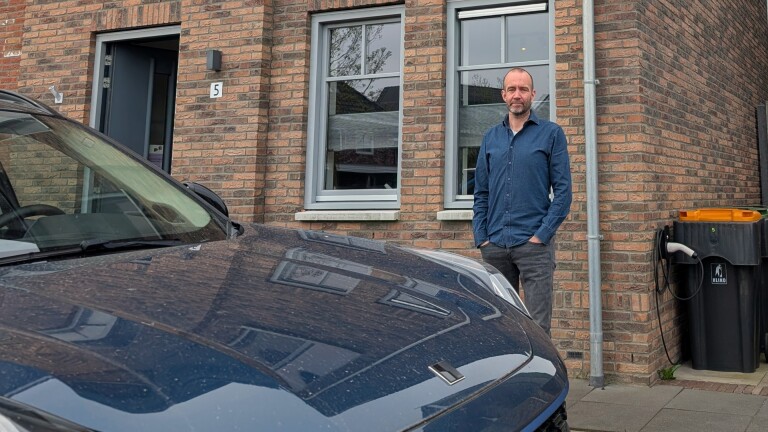 “Niet alleen mijn probleem”: Langedijker maakt werk van kabelgoten in de stoep