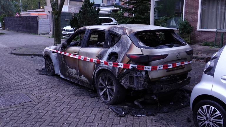 Geparkeerde auto uitgebrand in Aagje Dekenstraat in Alkmaar