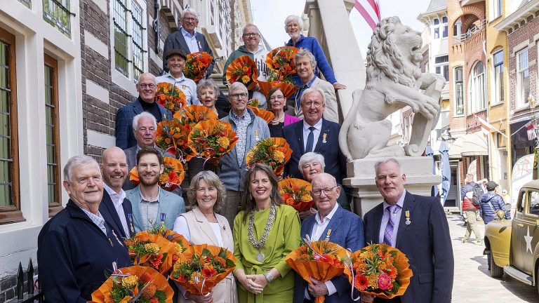 Lintjesregen in Alkmaar: feest met achttien lintjes, bloemen en fotomoment