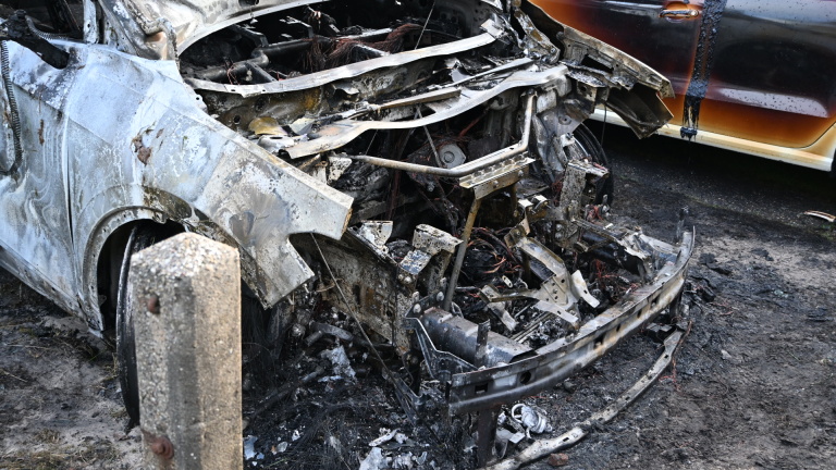 Auto in vlammen aan de Heereweg in Schoorl: tweede auto beschadigd