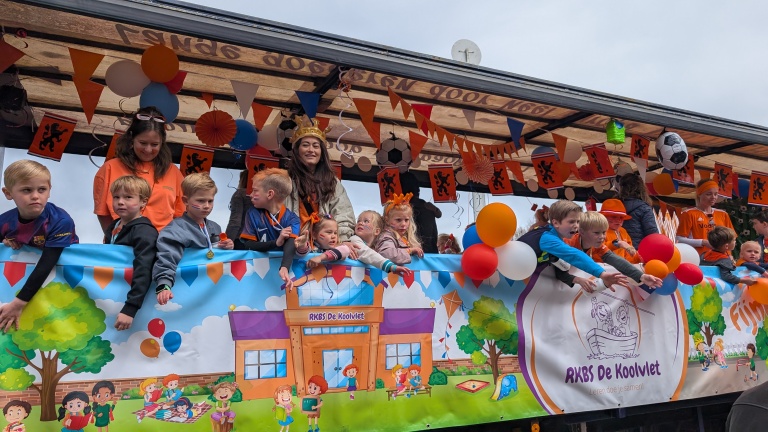 Broeker Koningsdag, natuurlijk ingeluid met een optocht: “Het is top verlopen!”