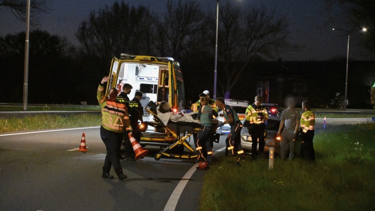 Hard ten val in de bocht: bestuurster motor naar ziekenhuis