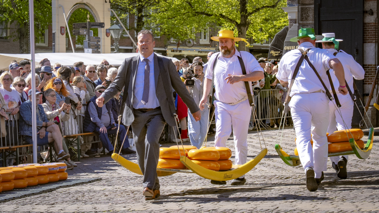 Duizenden toeristen zien burgemeester Tap kaas dragen op kaasmarkt: “Souplesse en gevoel voor ritme”