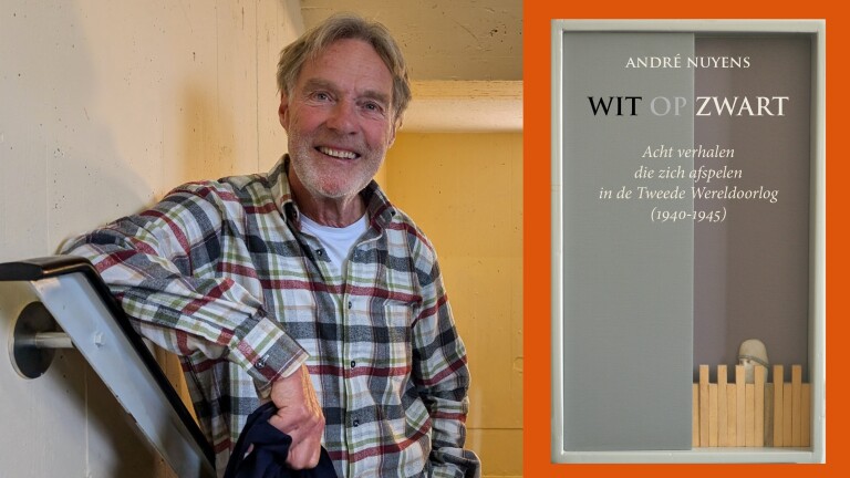Een man met een geruite blouse leunt tegen een trapleuning. Naast hem staat de boekomslag van "Wit op Zwart" door André Nuyens.
