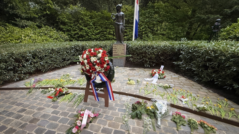Indrukwekkende dodenherdenking in Alkmaar: stilte, verhalen en een oproep tot verbondenheid
