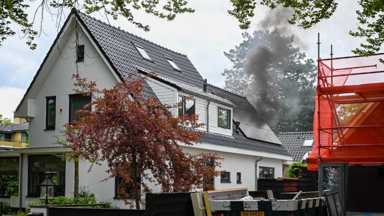 Uitslaande brand op dak van woning in Bergen snel geblust
