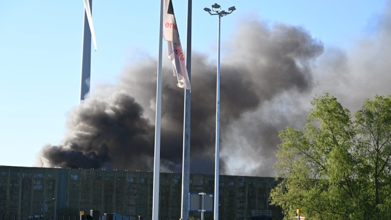 Accu mogelijk oorzaak van grote brand bij Sortiva in Alkmaar: installatie zwaar beschadigd