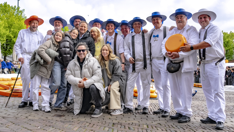 Marco Borsato trots op moeder Mary tijdens kaasmarkt: “Dit is echt Alkmaar”