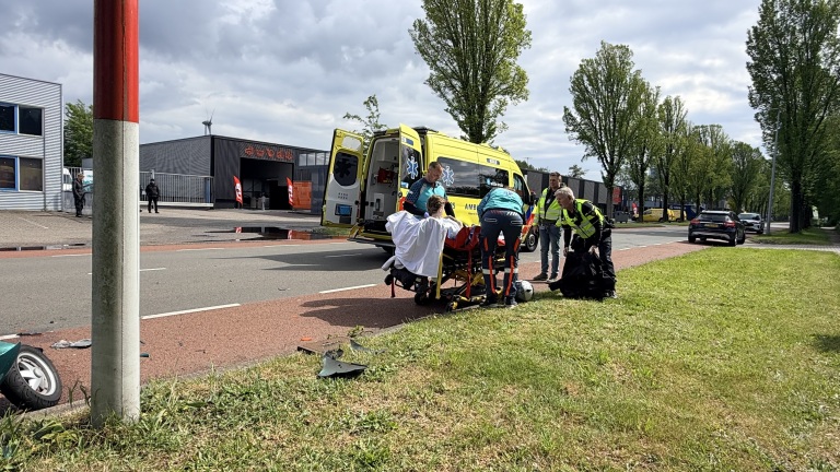 Scooterrijder gewond na harde botsing met auto op Berenkoog in Alkmaar