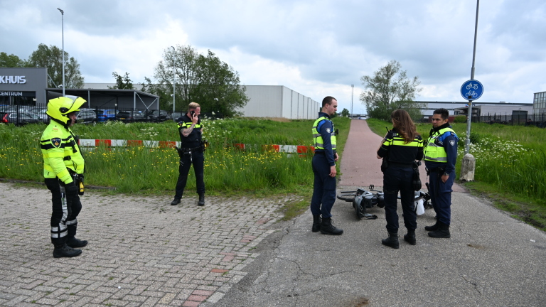 Vrouw en jonge kinderen met spoed naar het ziekenhuis na klap tegen paaltje