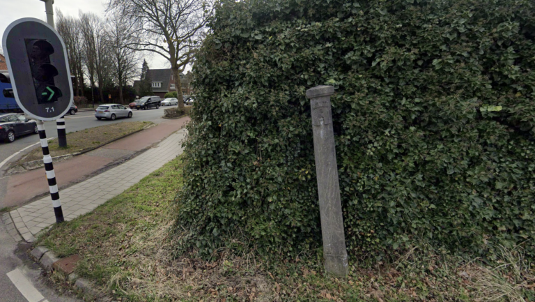 Eerst verstopt onder klimop, nu even verdwenen: historische grenspaal Heiloo-Alkmaar keert terug