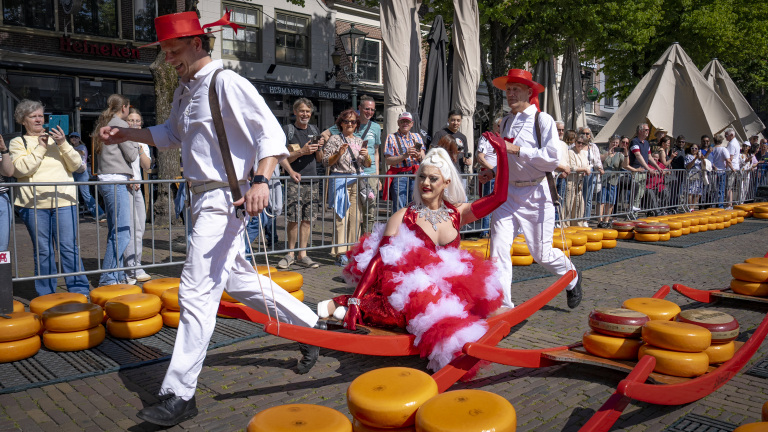 Glamoureuze kaasmarkt als officieuze opening Prideweek: “Dit mooie weer vasthouden!”