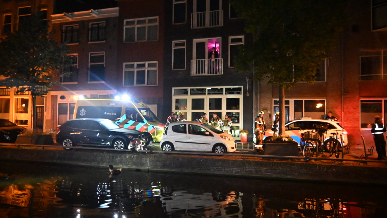 Grote inzet om man uit Alkmaarse gracht te krijgen: “Hij is aangehouden”