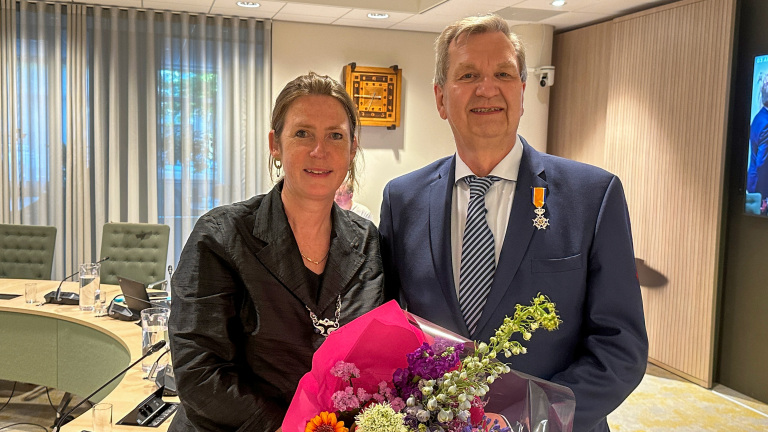 Lof voor vertrekkend VVD-boegbeeld René van Splunteren: lintje én Thorbeckepenning