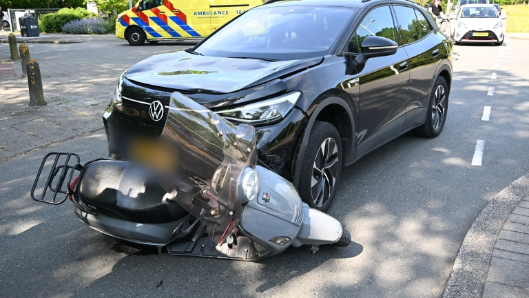 Scooterrijdster naar ziekenhuis na aanrijding op Aert de Gelderlaan