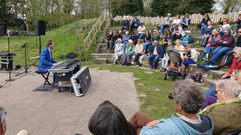 Open Podium met muziek en poëzie in Alkmaarse Park De Oude Kwekerij 🗓