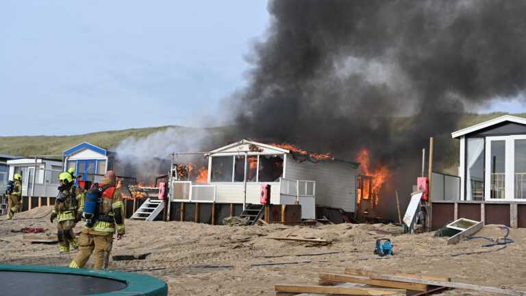 Brand in strandhuisjes in Egmond aan Zee, rookwolken van verre te zien