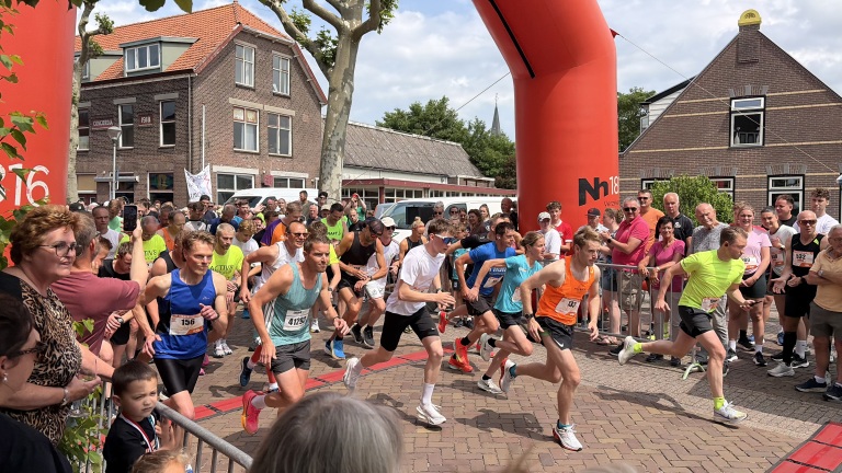 ‘Uit de hand gelopen hobby’ zorgt voor sportief feestje in Langedijk én voor 8.000 euro voor goede doelen