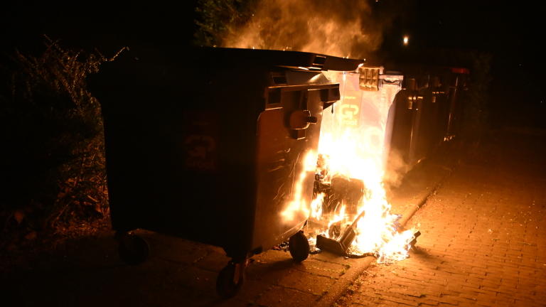 Rolcontainers in lichterlaaie aan Abraham du Bois-hof in Heiloo