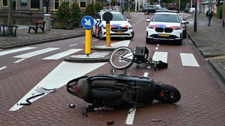 Fietser gewond na botsing met scooter op Limmerhoek in Alkmaar